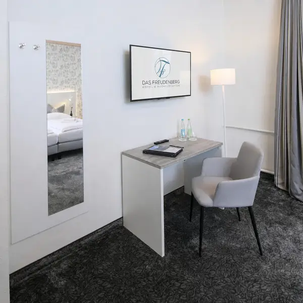 Schreibtisch mit Stuhl im Tannhaus